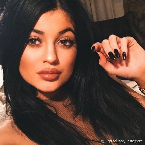 Kylie Jenner publicou em seu perfil do Instagram o resultado de suas unhas rec?m-feitas com esmalte preto e cobertra glossy